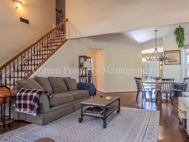 Building Photo - 102 Blossom Cir