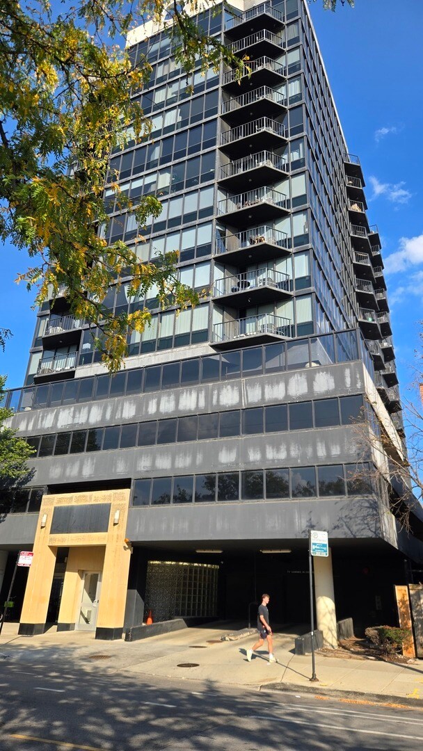 Building Photo - 1309 N Wells St