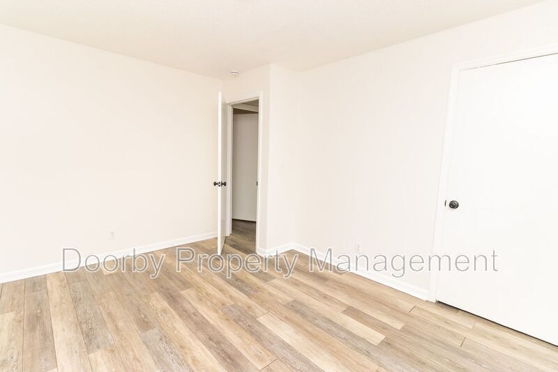 Building Photo - 303 Hillcrest Ave