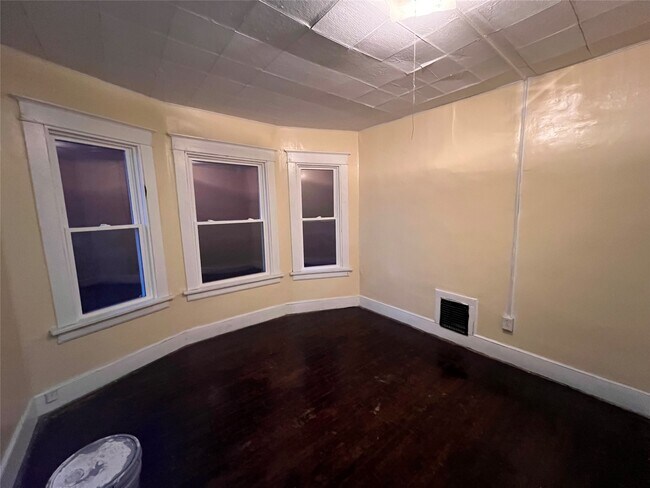 Building Photo - 155 Willow St