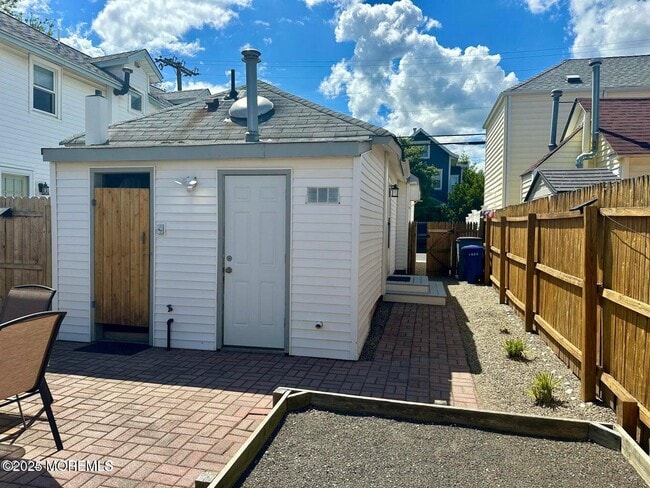 Building Photo - 1006 Beach Ave