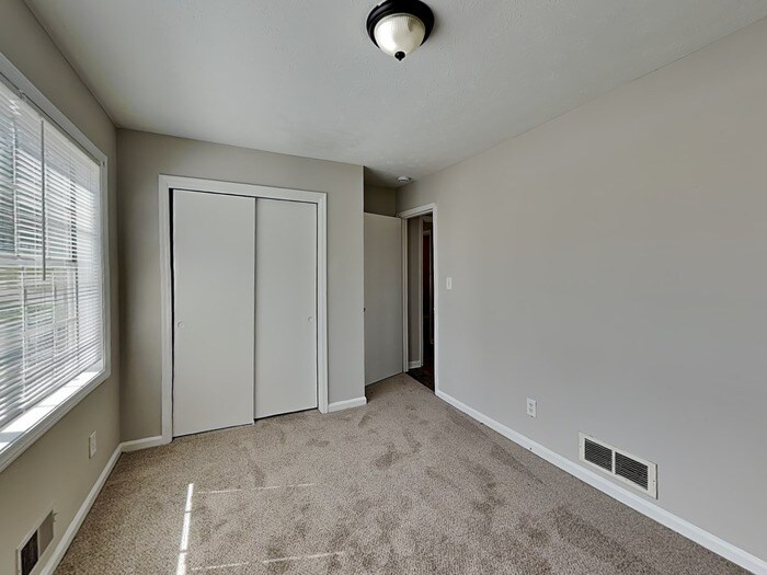 Building Photo - 2252-2257 7 Oaks Cir