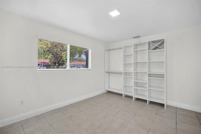 Building Photo - 1550 NE 131st Ln
