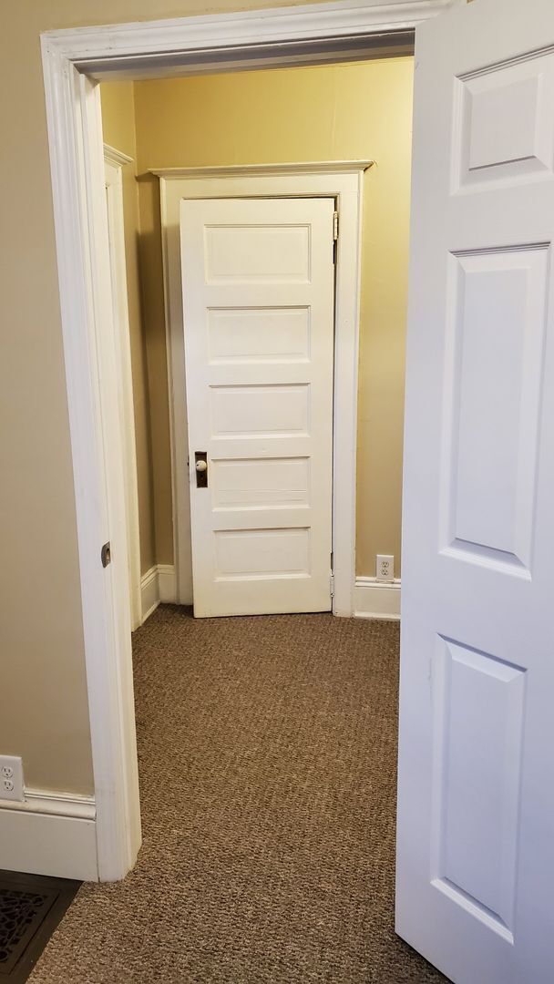 Building Photo - Newly Updated Spacious Three Bedroom Upper...