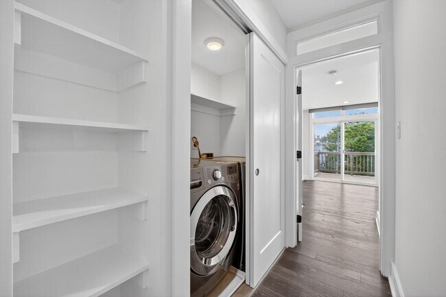 Building Photo - Available Now! 3 Bed 3.5 Bed in Brightwood...