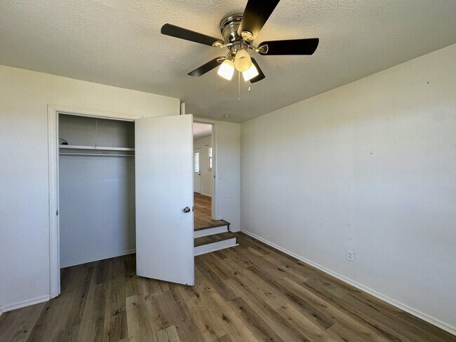 Building Photo - Cozy 3-Bedroom Home with Spacious Front Porch – Perfect for Small Families!