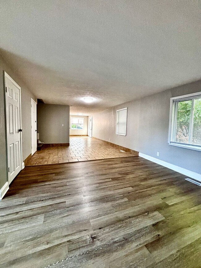 Building Photo - Spacious 3-Bed Townhome with Garage in Day...