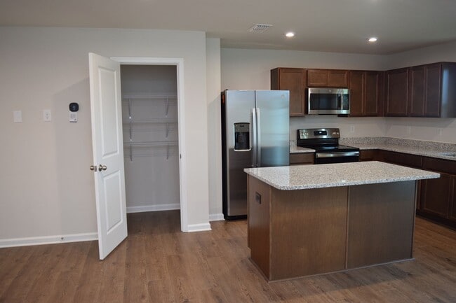 Building Photo - Modern 3-Bedroom Townhome in Desirable Bear Park