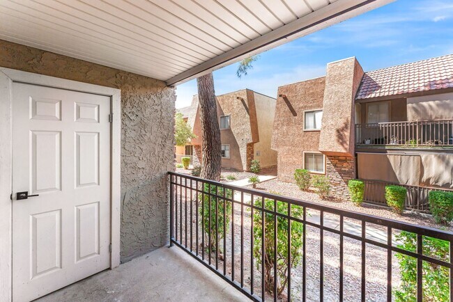 Building Photo - Modern Condo in Guard-Gated Community!