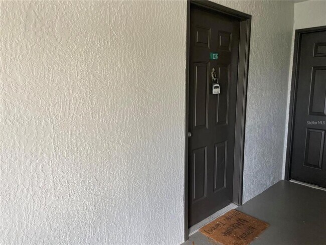 Building Photo - 13905 Fairway Island Dr
