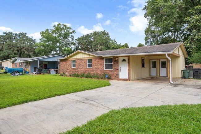 Building Photo - 310 Lancaster Dr