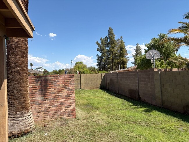 Building Photo - 923 W Posada Ave