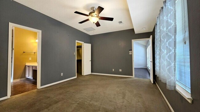 Building Photo - 1805 Oak Hollow Dr W