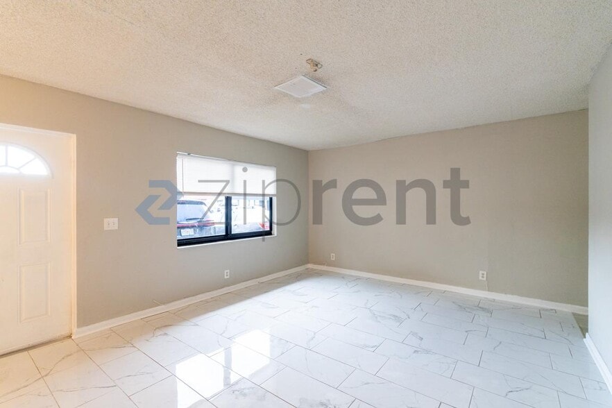 Building Photo - Unit A