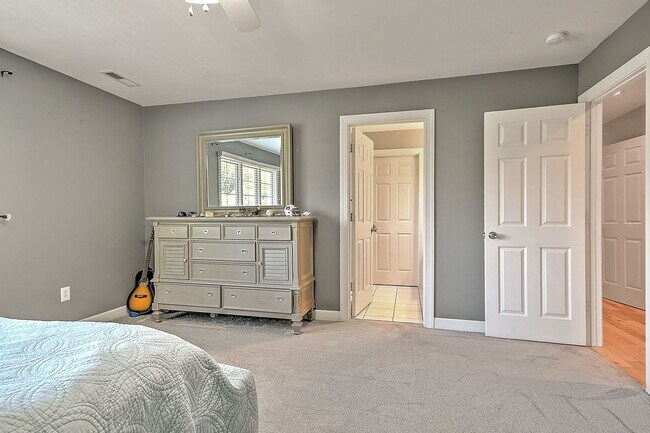 Building Photo - Spacious 5-Bedroom, 5-Bath Home for Rent in Shadowwood