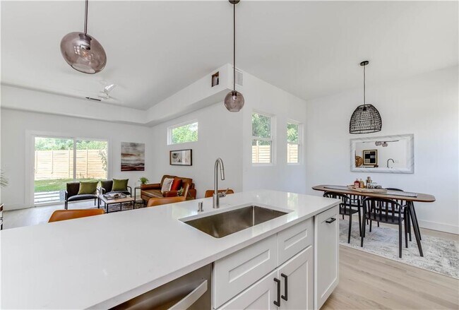 Building Photo - 4800 Vinson Dr