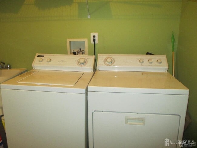 Building Photo - 103 Tived Ln E