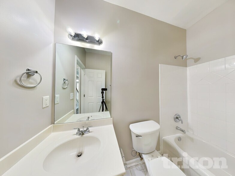 Building Photo - 716 Parkside Dr