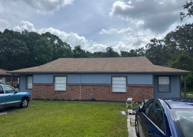 Building Photo - Three Bedroom Two Bath in the Combee Settl...