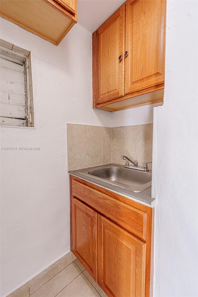 Building Photo - 528 SW 21st Ave