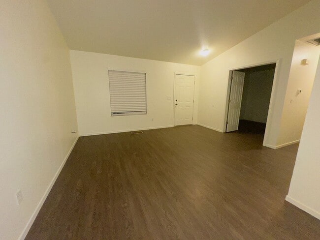 Building Photo - Cozy near Golf Course, lvp flooring, low m...