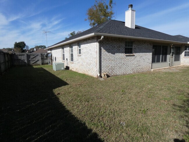 Building Photo - Spacious 3-Bedroom Home - Pace