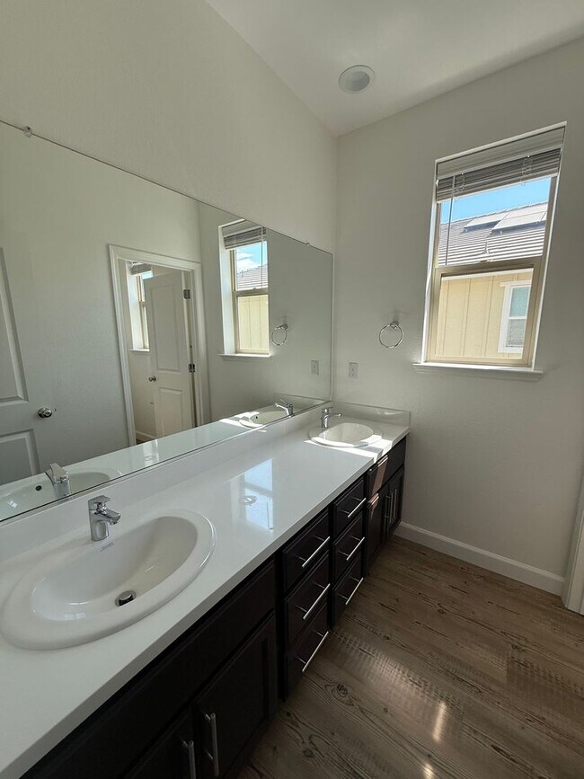 Building Photo - 2460 Cinnabar Dr