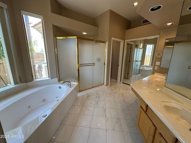 Building Photo - 2053 E Clubhouse Dr