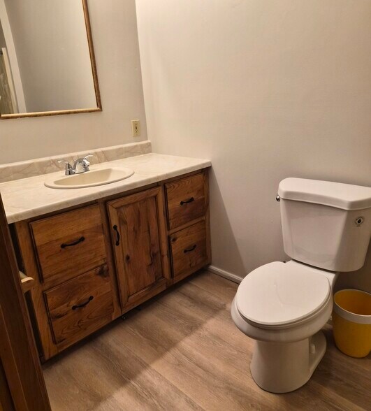 Building Photo - 64 King St