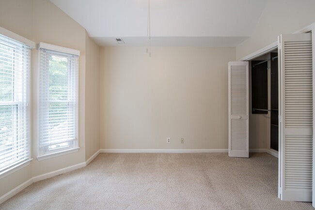 Building Photo - 807 Greenleaf Ave