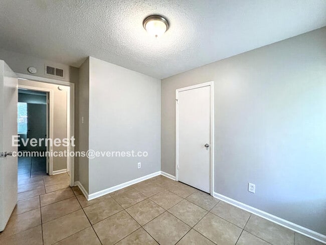 Building Photo - 922 Woodburne Pl