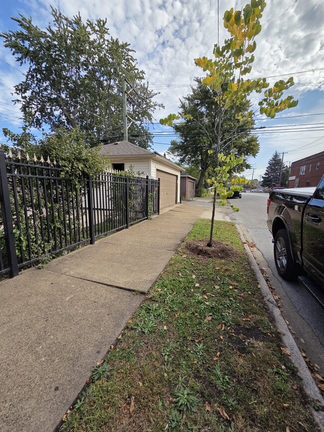 Building Photo - 9757 S Ave M