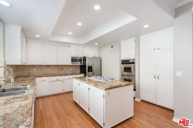 Building Photo - 5683 Hazelcrest Cir