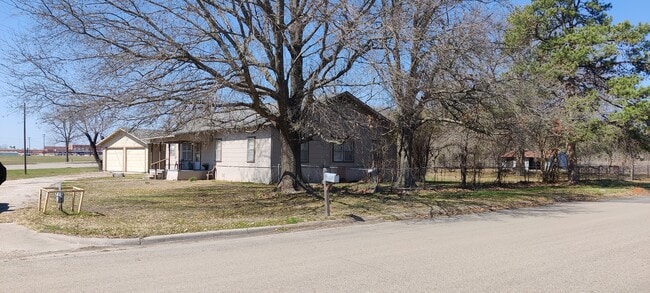 Building Photo - 118 Maple St
