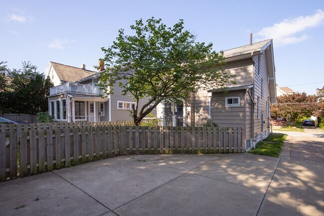 Building Photo - 1487 Roycroft Ave