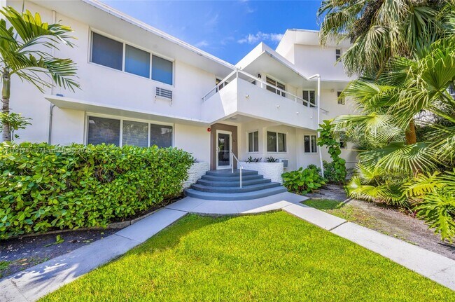 Building Photo - 10190 Collins Ave