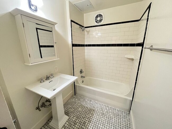 Building Photo - 465 Bellevue Ave