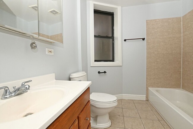 Building Photo - Large 2bed/1bath in Hot Bronzeville. ONE M...