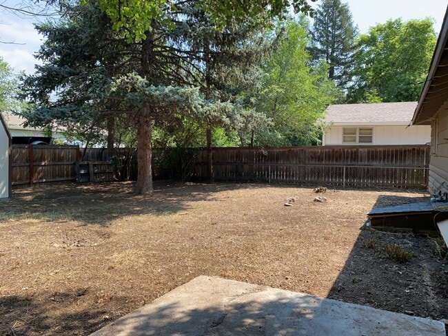 Building Photo - STUDENTS WELCOME! Cute 4-Bedroom / 1-Bath Home w/ Spacious Fenced Yard