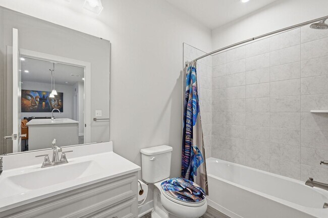 Building Photo - Move right into this immaculate, nearly new 2-bedroom, 2-bath condo offering modern finishes and ...