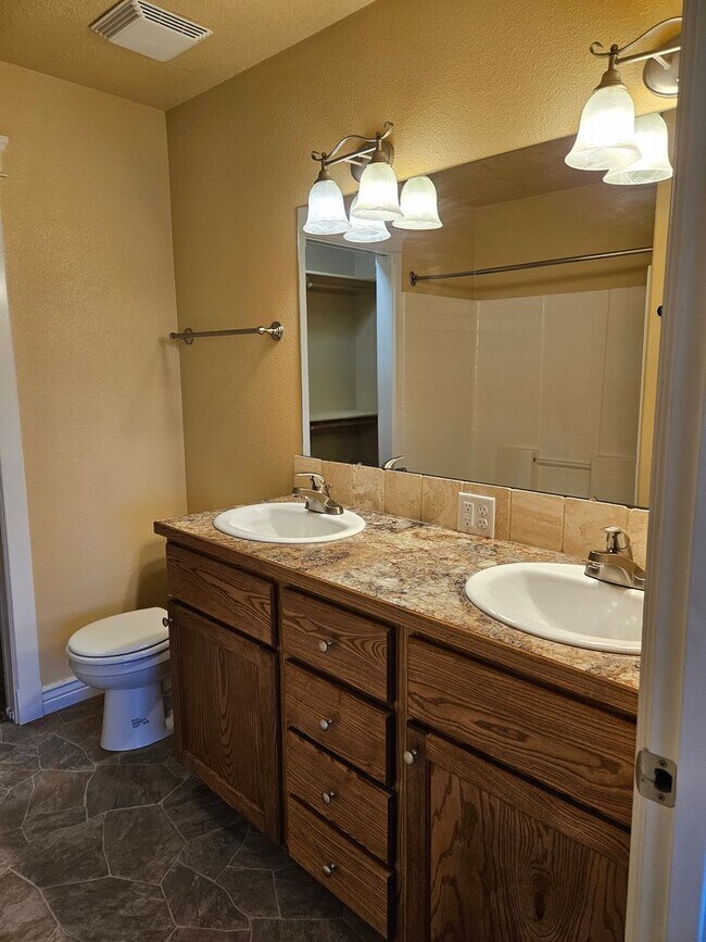 Building Photo - 3/2.5 in Boise-2 Car Garage, Fireplace, Vaulted Ceilings, Landscaping Included.