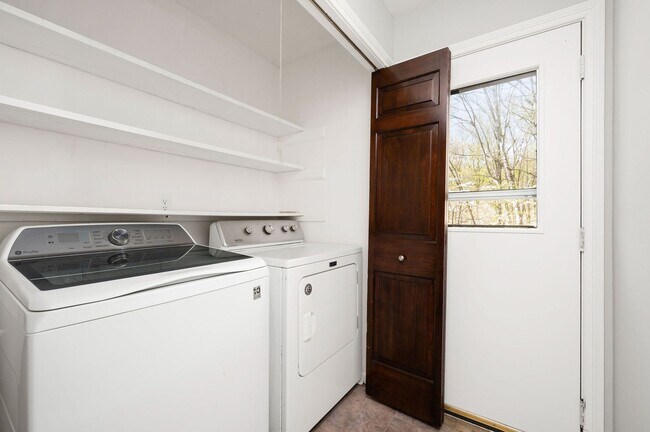 Building Photo - Spacious Canterbury Hills Home