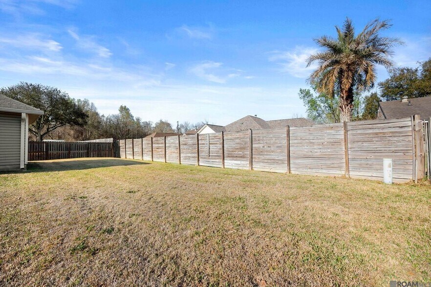 Building Photo - 18596 White Oak Dr