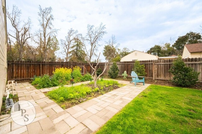 Building Photo - Beautiful Old Fig Home, 3BR/1BA, Huge Lot!...