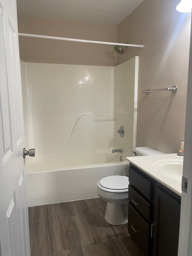 Building Photo - 1351 E Oakland St