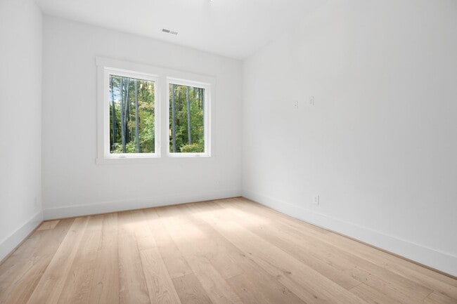 Building Photo - Custom 5 bedroom, 5 bathroom home with Woo...