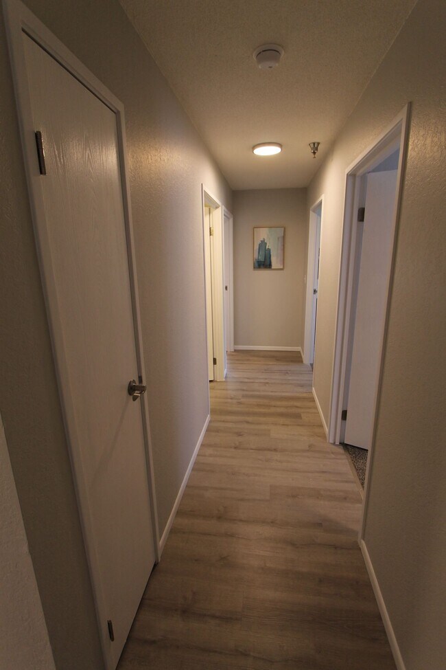 Building Photo - Spacious first floor one bedroom with mode...