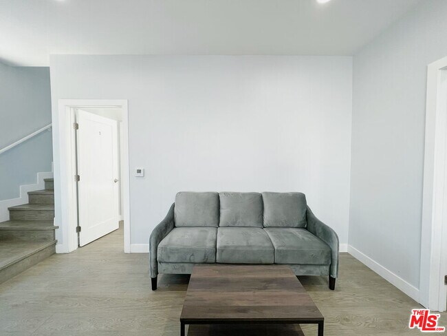 Building Photo - 2641 S Budlong Ave