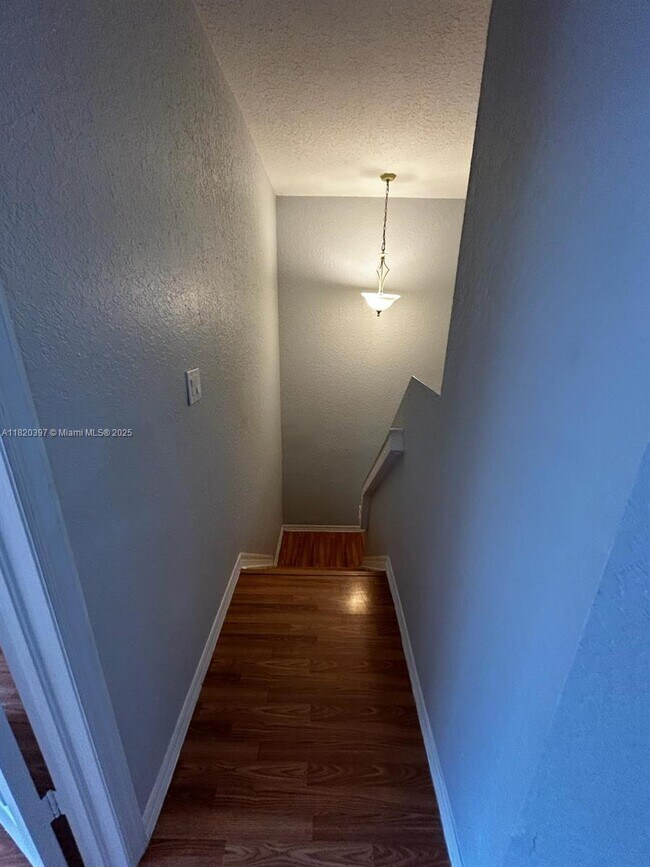 Building Photo - 865 SW 6th Ct