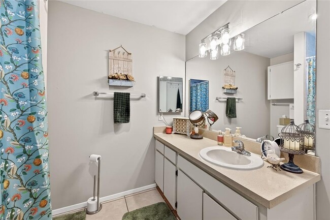 Building Photo - 3242 Laurel Dale Dr